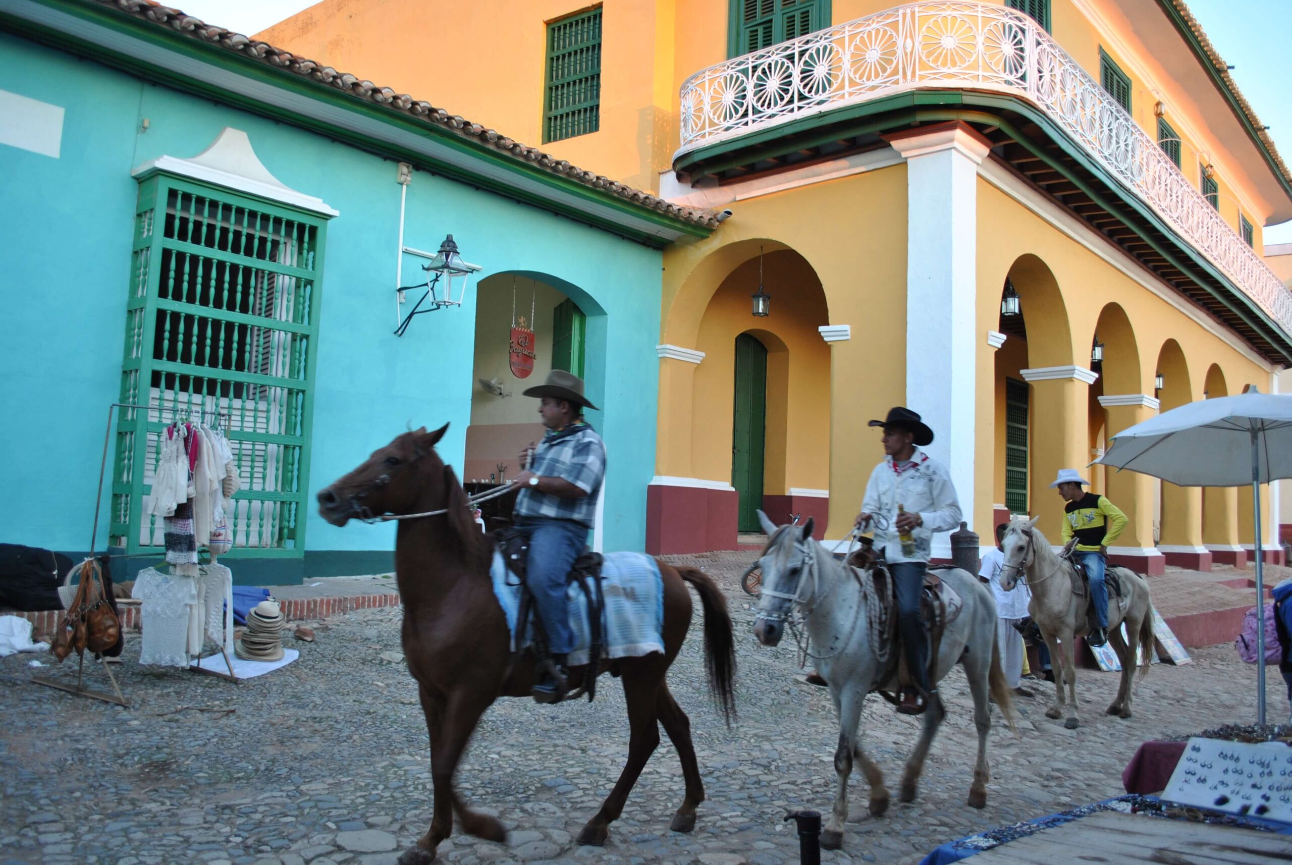 Trynidad – miasteczko pełne niskich, kolorowych domków i brukowanych uliczek, którymi co jakiś czas przejeżdżają konno kubańscy campesinos w charakterystycznych kowbojskich kapeluszach.